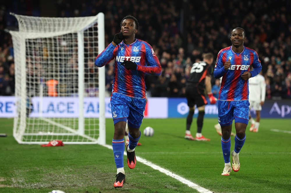 Former Gunner mobbed by teammates after 1st Premier League goal