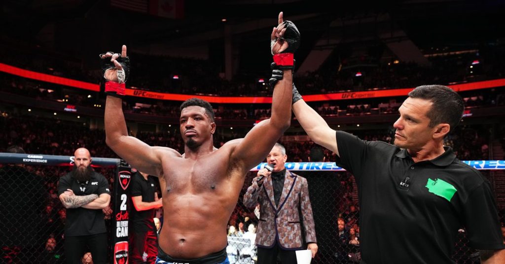 Alonzo Menifield suffers gnarly injury during UFC Seattle win