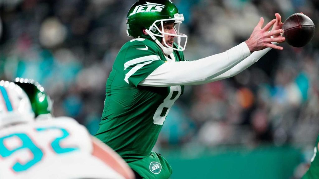 Report: Aaron Rodgers “pleaded” with Jets to keep him