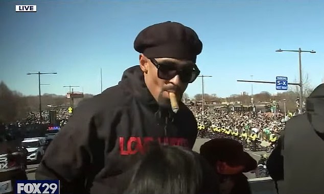 BREAKING NEWSJalen Hurts puffs cigar as Eagles heroes begin wild Super Bowl parade celebrations in Philadelphia