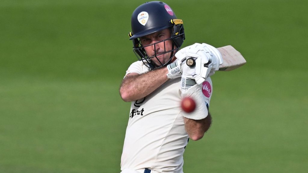 Wayne Madsen agrees second stint as Derbyshire captain