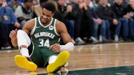 Antetokounmpo injured as Bucks beat Pistons