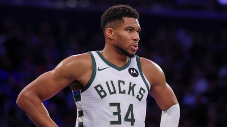 Bucks’ Giannis Antetokounmpo exits Wednesday’s game with calf strain, hours after reported trade rumors