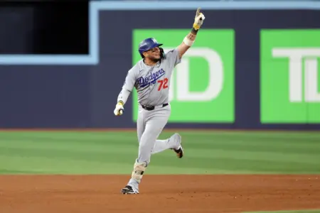 Dodgers reportedly bring back World Series hero Miguel Rojas on $5.5 million deal