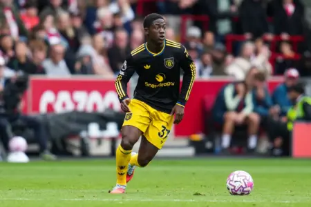 Report: Serie A giants eyeing move to sign Man United midfielder